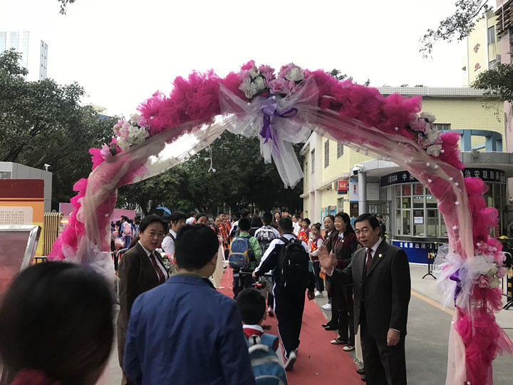 我去上學(xué)校，花兒對我笑——龍華中英文開學(xué)第一天秩序井然